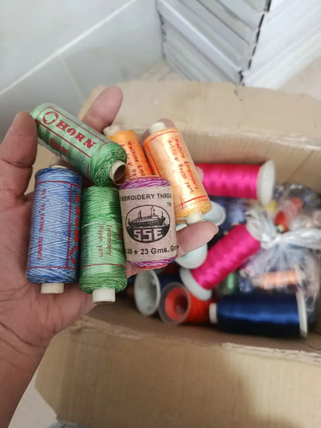 تعداد زیادی نخ گلدوزی|لوازم خیاطی و بافتنی|رباطکریم, نصیرشهر|دیوار