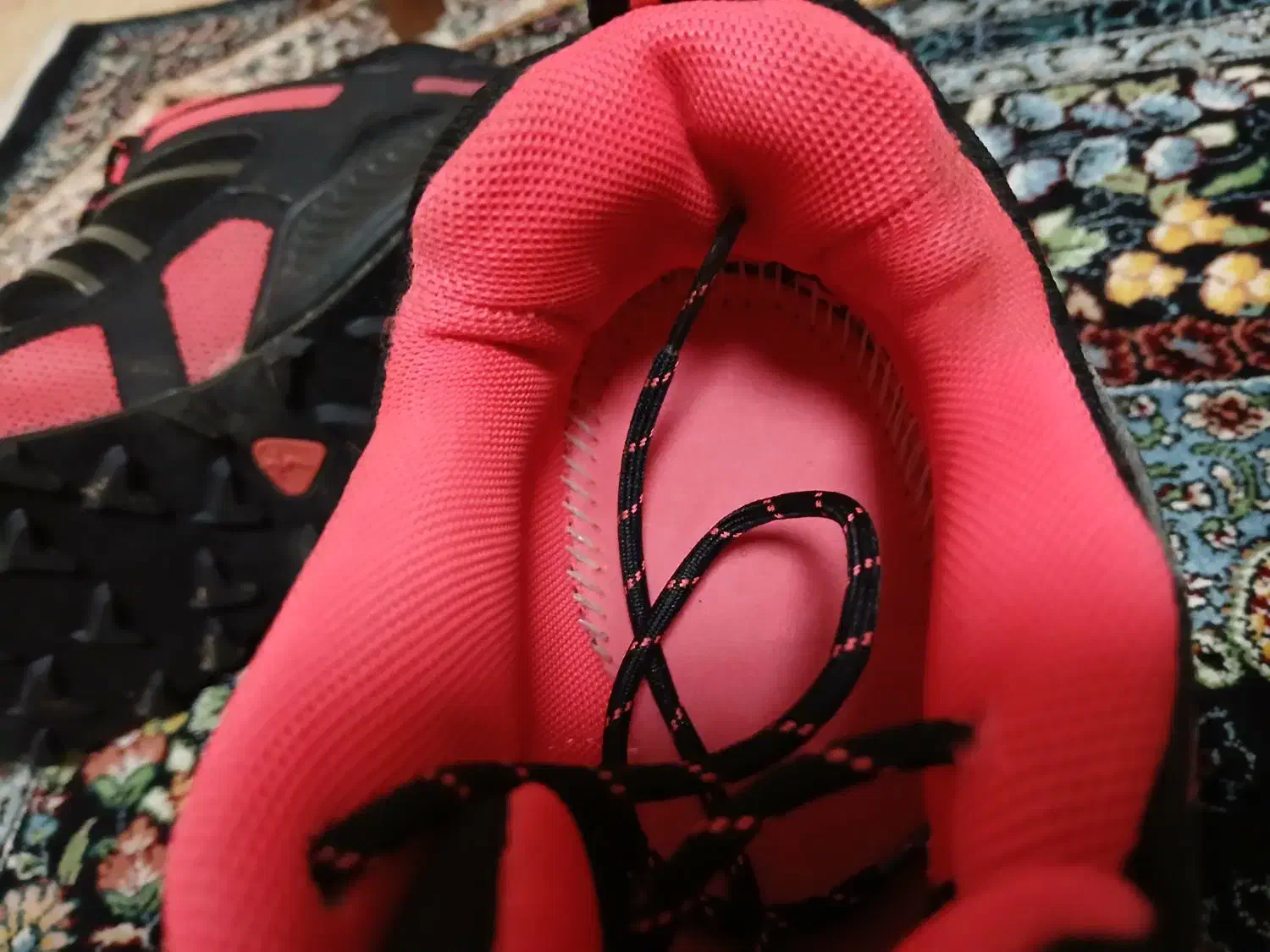 کفش کوهنوردی|کیف، کفش، کمربند|رشت, سعدی (تختی)|دیوار