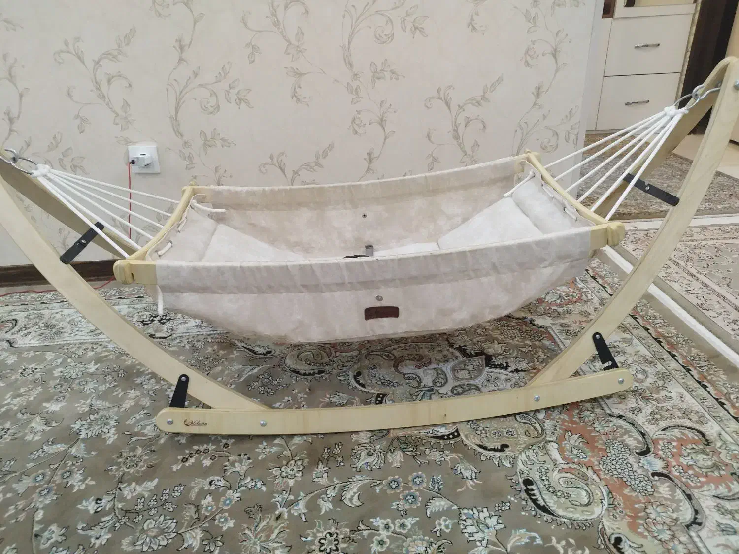 گهواره کنار مادری|تخت و صندلی بچه|فردیس, منظریه|دیوار