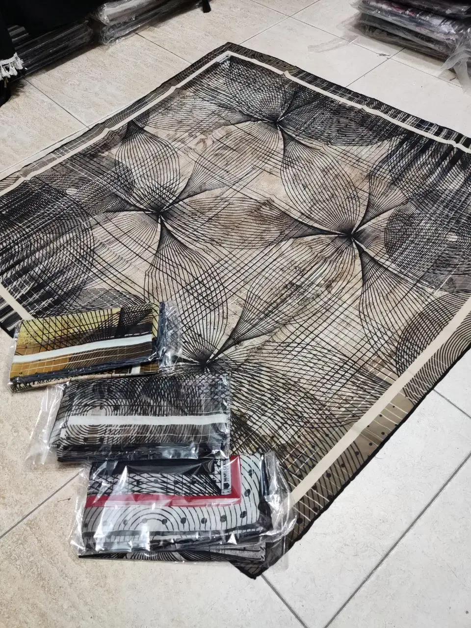 روسری طرح دار زنانه، ۴۰٪ تخفیف به مناسب روز مادر|لباس|ایوان, |دیوار