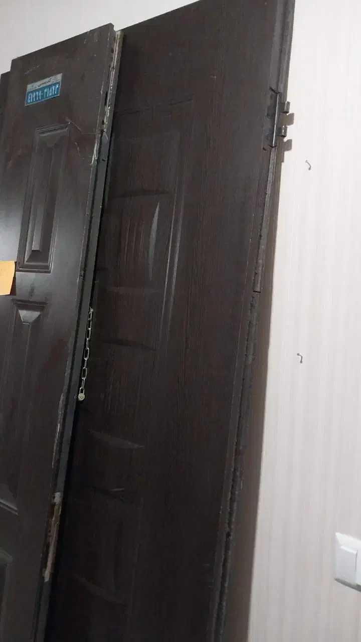 درب آپارتمانی دو لنگه به همراه ففل و دستگیره|مصالح و تجهیزات ساختمان|رشت, کوی مهر|دیوار