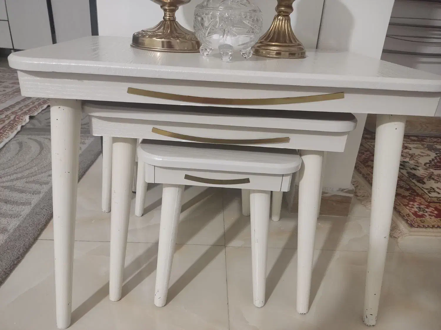 جلومبلی صدفی همراه عسلی|مبلمان خانگی و میز عسلی|صحنه, |دیوار