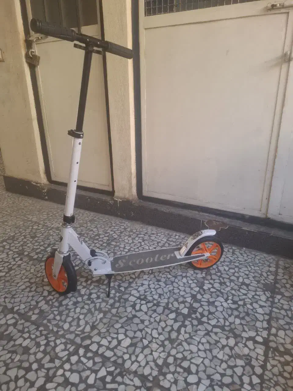 اسکوتر|دوچرخه، اسکیت، اسکوتر|رشت, فلسطین|دیوار