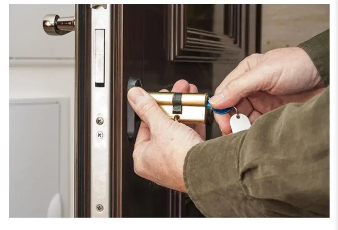 باز کردن درب کلیدسازی و قفل سازی شبانه روزی سیار|خدمات پیشه و مهارت|قم, زنبیل آباد|دیوار