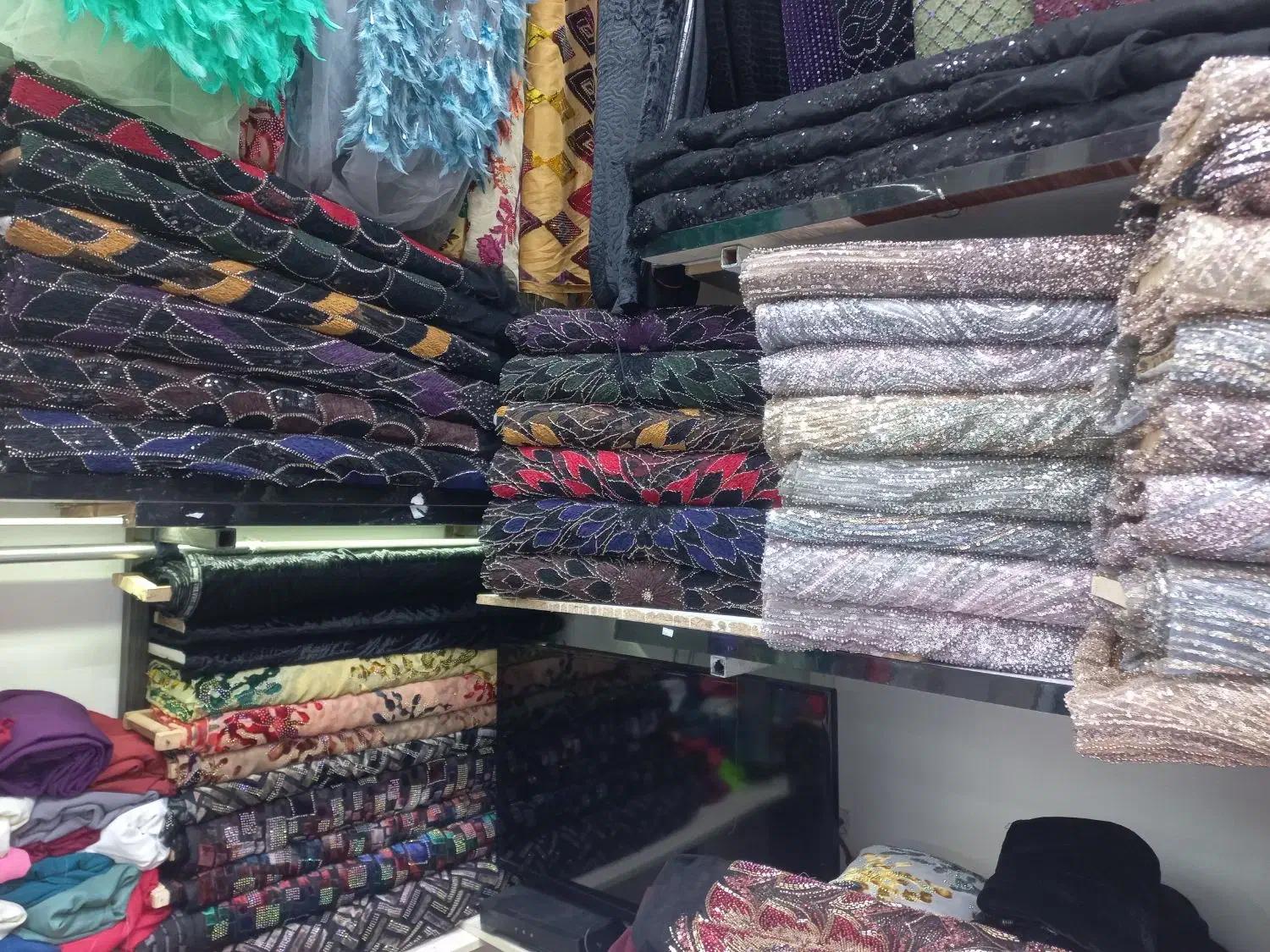 به علت تغییر شغل اجناس به قیمت فاتکر فروش میرسد|لباس|سلماس, |دیوار