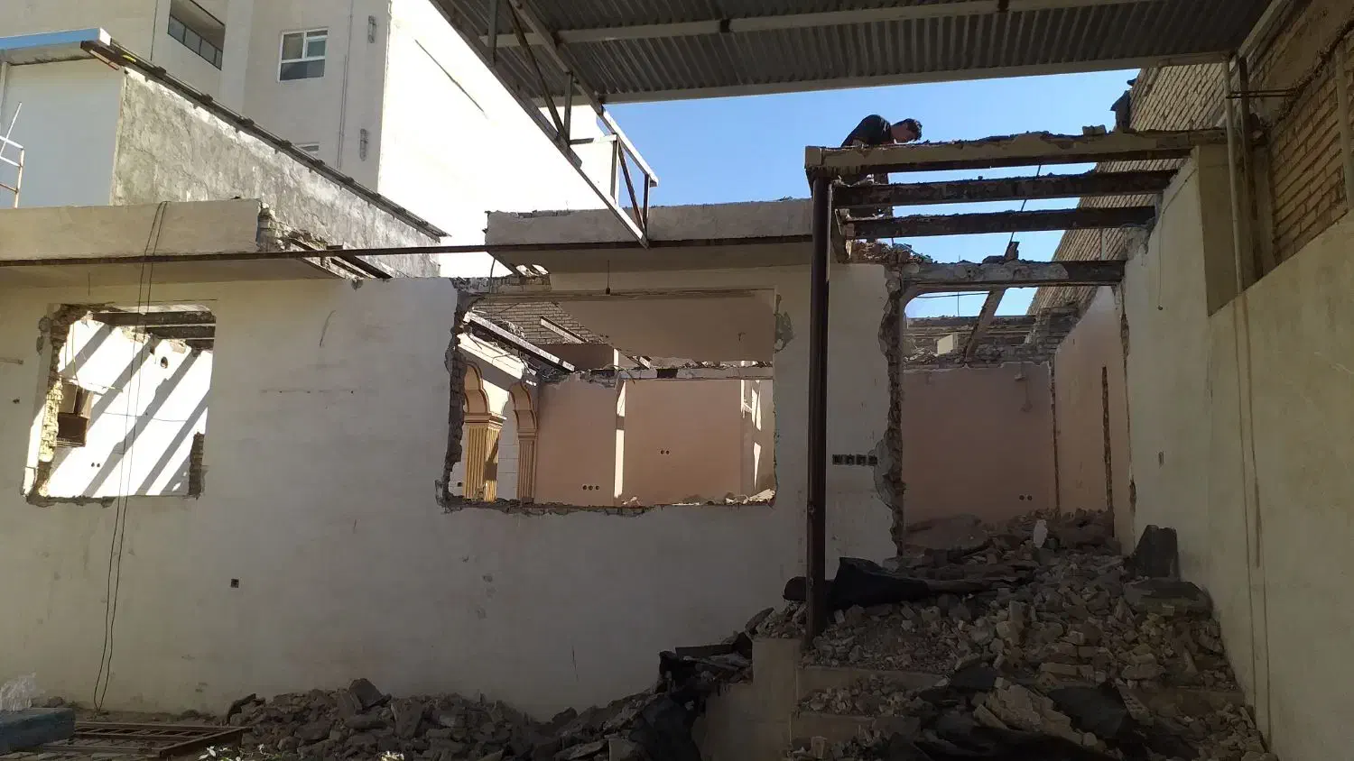 تخریب کامل منازل گودبرداری کاشت میلگرد|خدمات پیشه و مهارت|دزفول, |دیوار