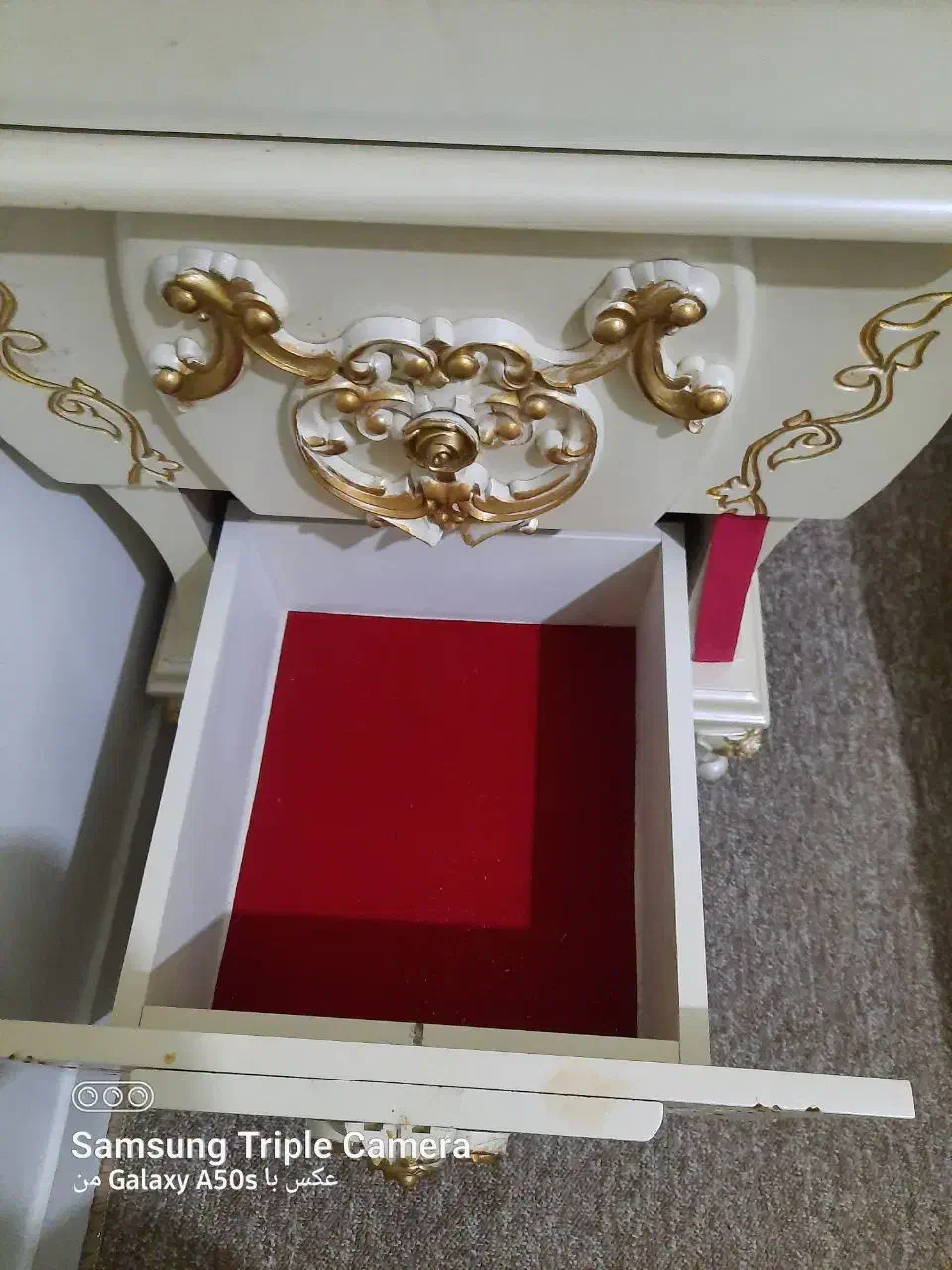 سرویس خواب|تخت و سرویس خواب|شاهین‌شهر, اقبال لاهوری|دیوار