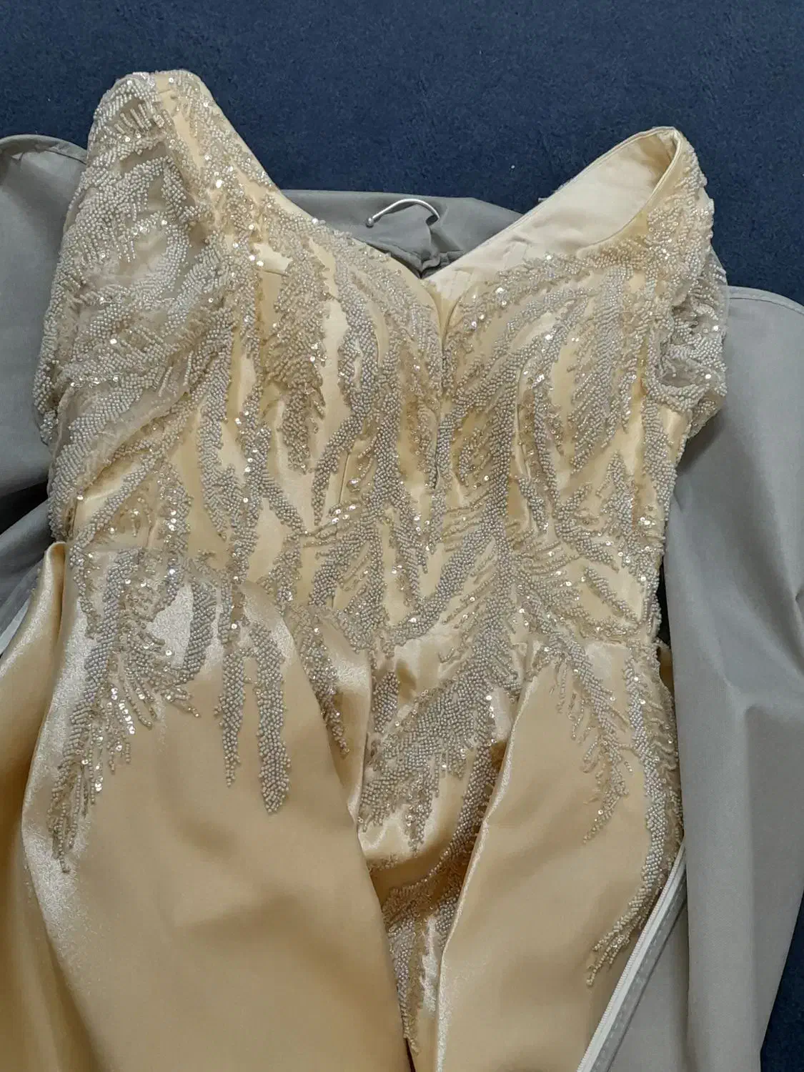 لباس مجلسی|لباس|رباط‌کریم, رباط‌کریم|دیوار