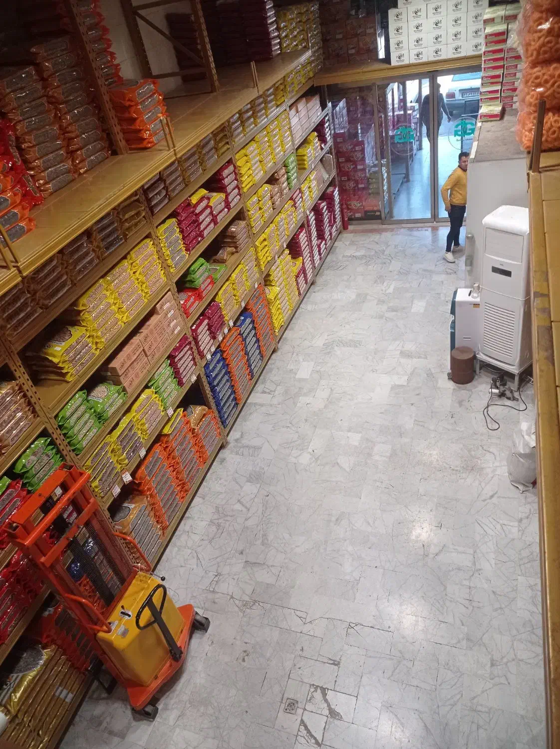 استخدام نیرو خانم برای کانتر فروش|استخدام بازاریابی و فروش|مشهد, کارمندان دوم|دیوار