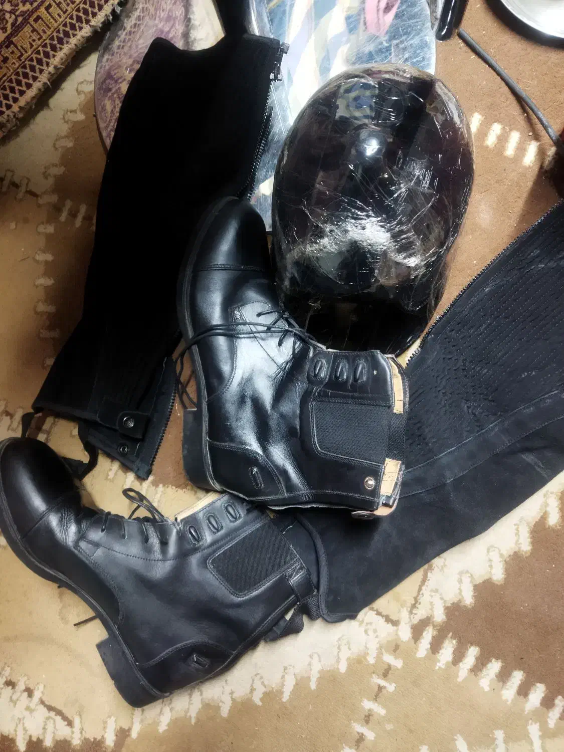 لوازم اسب سواری کلاه وپوتی|اسب و تجهیزات اسب‌سواری|آبسرد, |دیوار