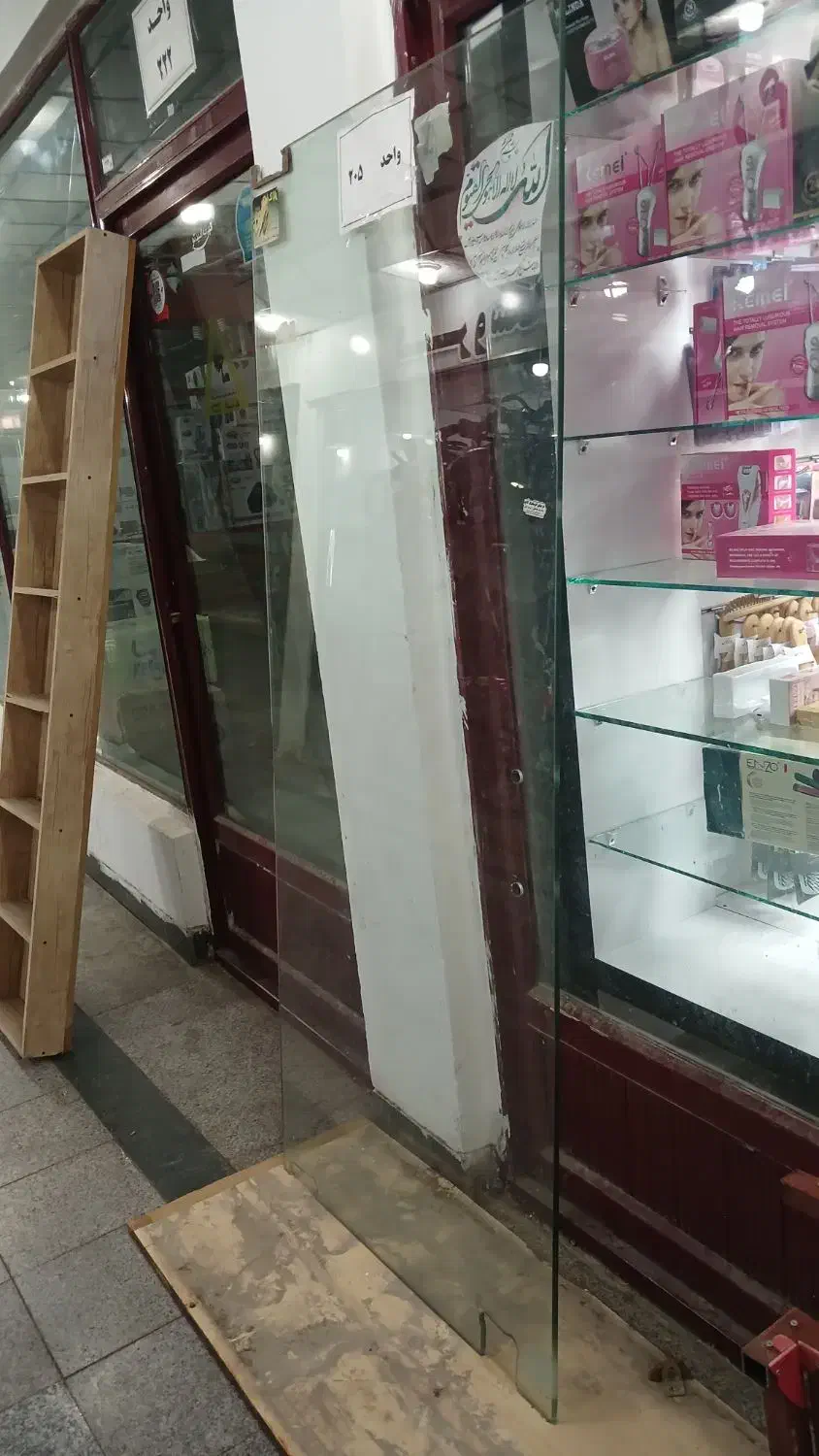 ویترین زرد ۳ متری و در سکوریت ۹۰ در ۲ متر حراج|بوفه، ویترین، کنسول|چابهار, |دیوار