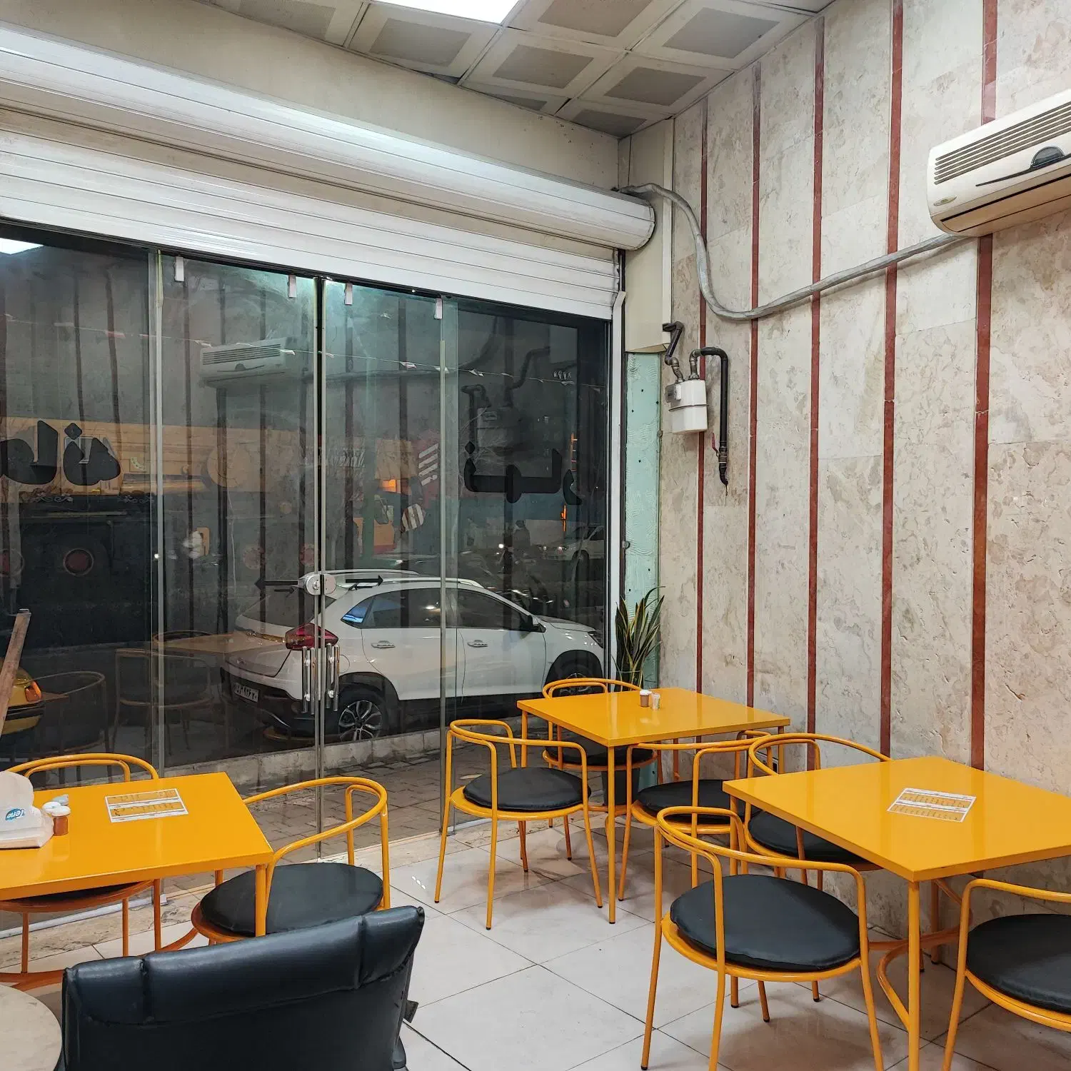 میز و صندلی فلزی در حد نو رستورانی|میز و صندلی غذاخوری|تهران, قیام|دیوار