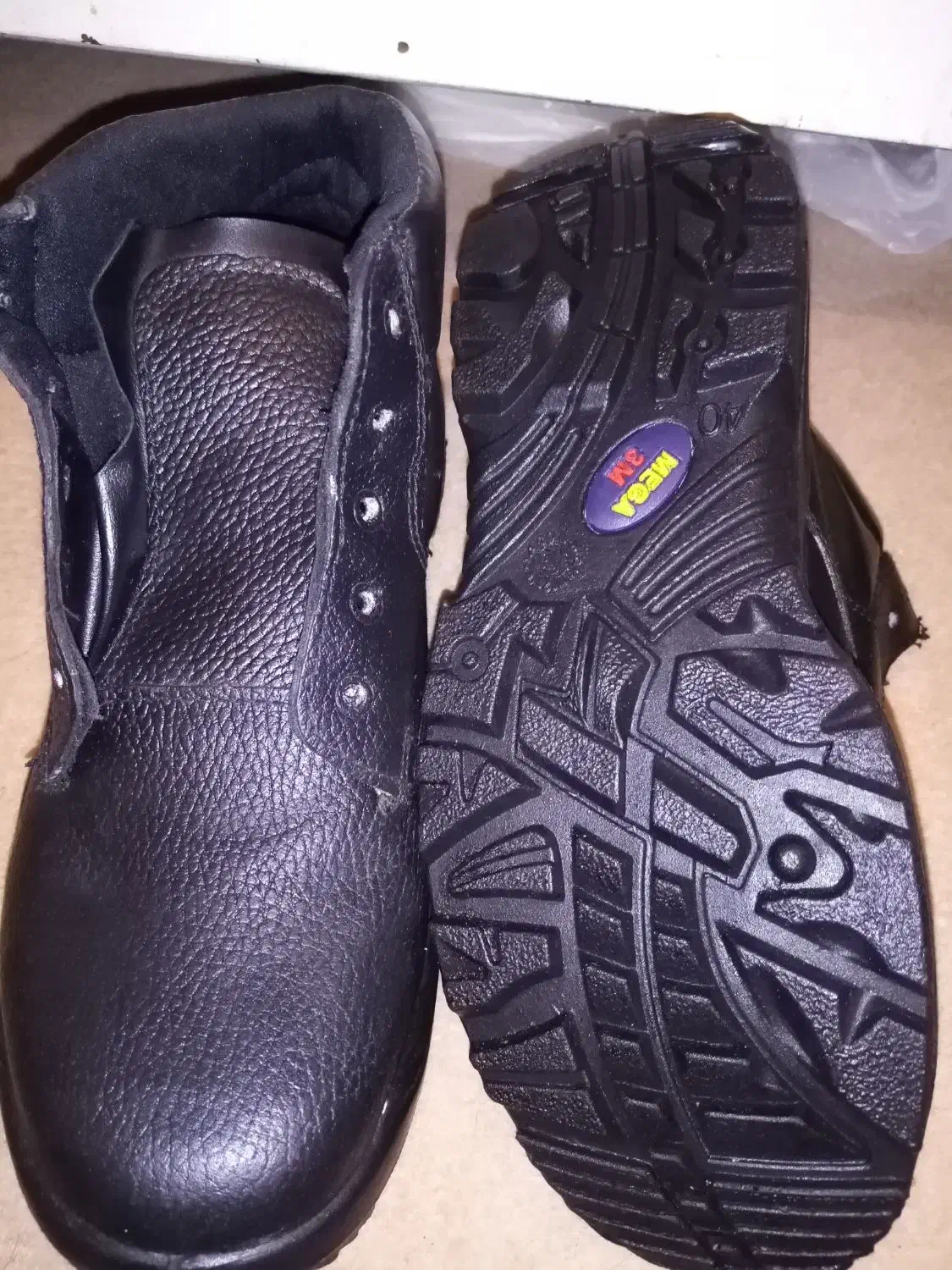 کفش کار|کیف، کفش، کمربند|آبکوه, |دیوار