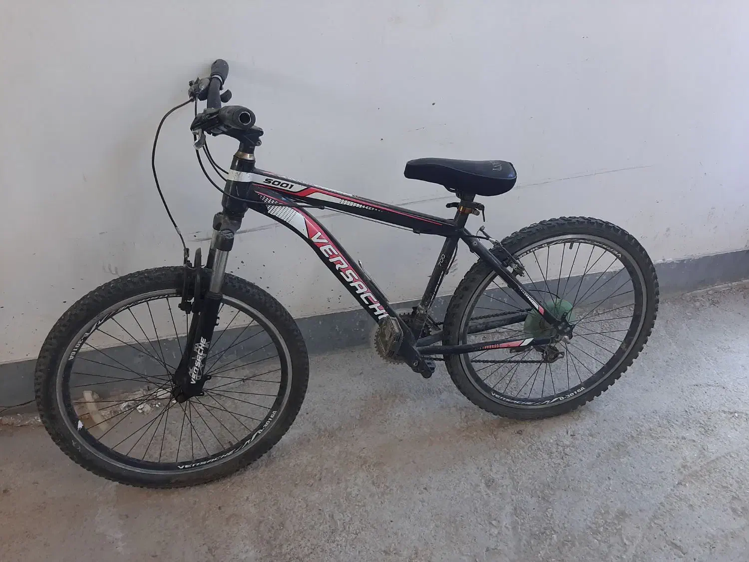 دوچرخه|دوچرخه، اسکیت، اسکوتر|آشخانه, |دیوار