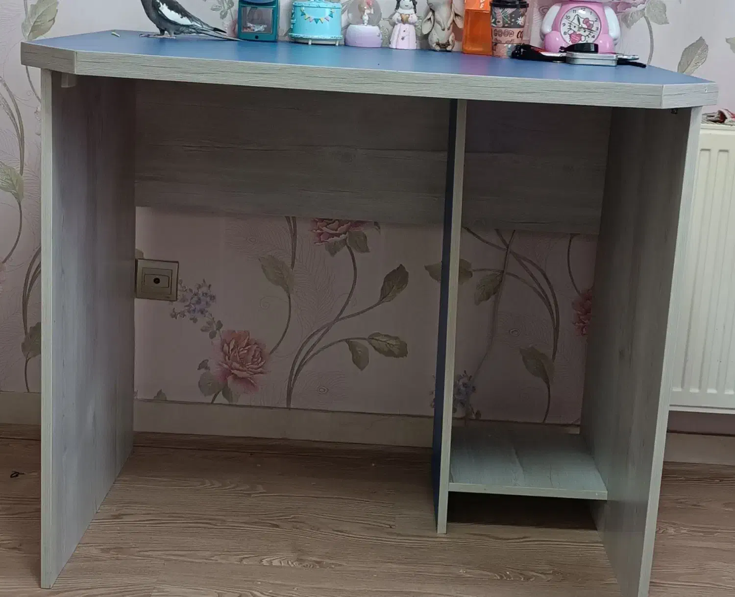 میز تحریر|میز تحریر و کامپیوتر|پرند, فاز ۳|دیوار