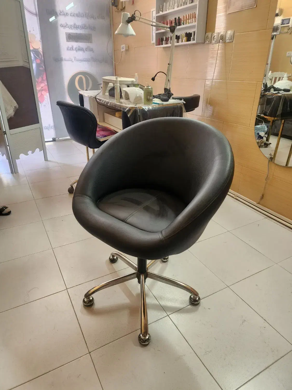 وسایل آرایشگاه زنانه|آرایشگاه و سالن‌های زیبایی|سنندج, |دیوار