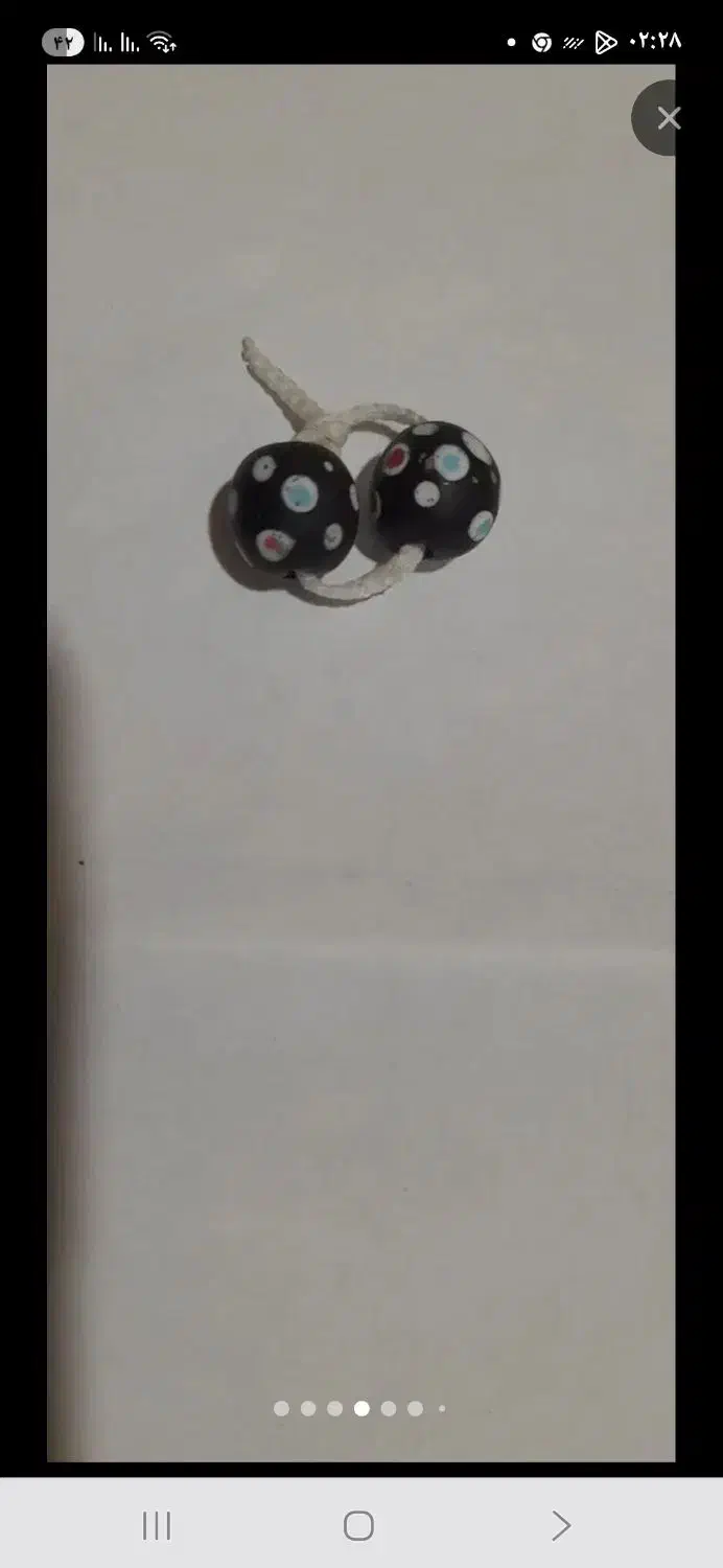 مهره ی چشم دوتا دکمه سفید دوخته بود ن بهم گمشده|اشیا|ایذه, |دیوار