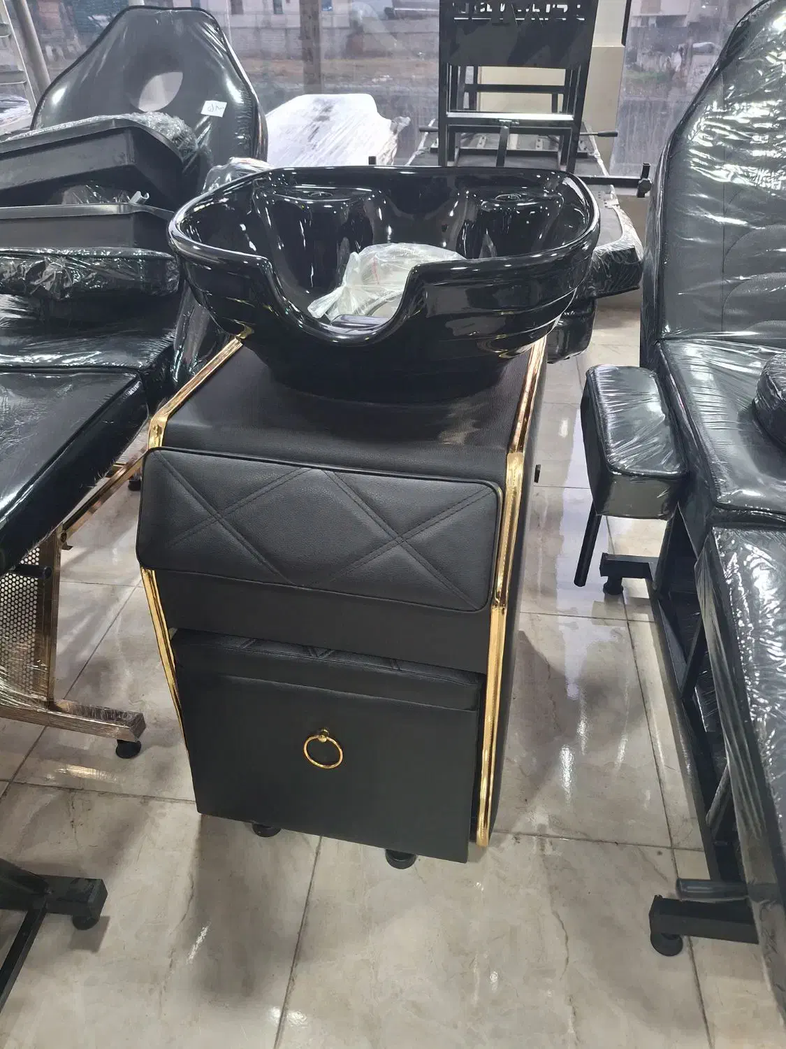 سرشور ایستاده کمجا|آرایشگاه و سالن‌های زیبایی|رشت, امین الضرب|دیوار