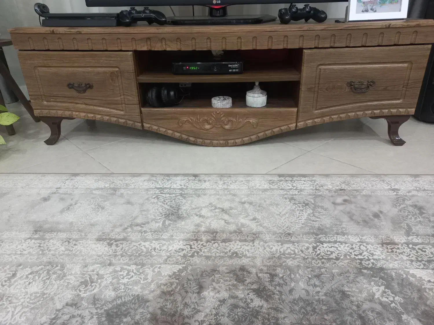 میز تی وی کاملا سالم در حد نو|میز تلویزیون|صومعهسرا, |دیوار