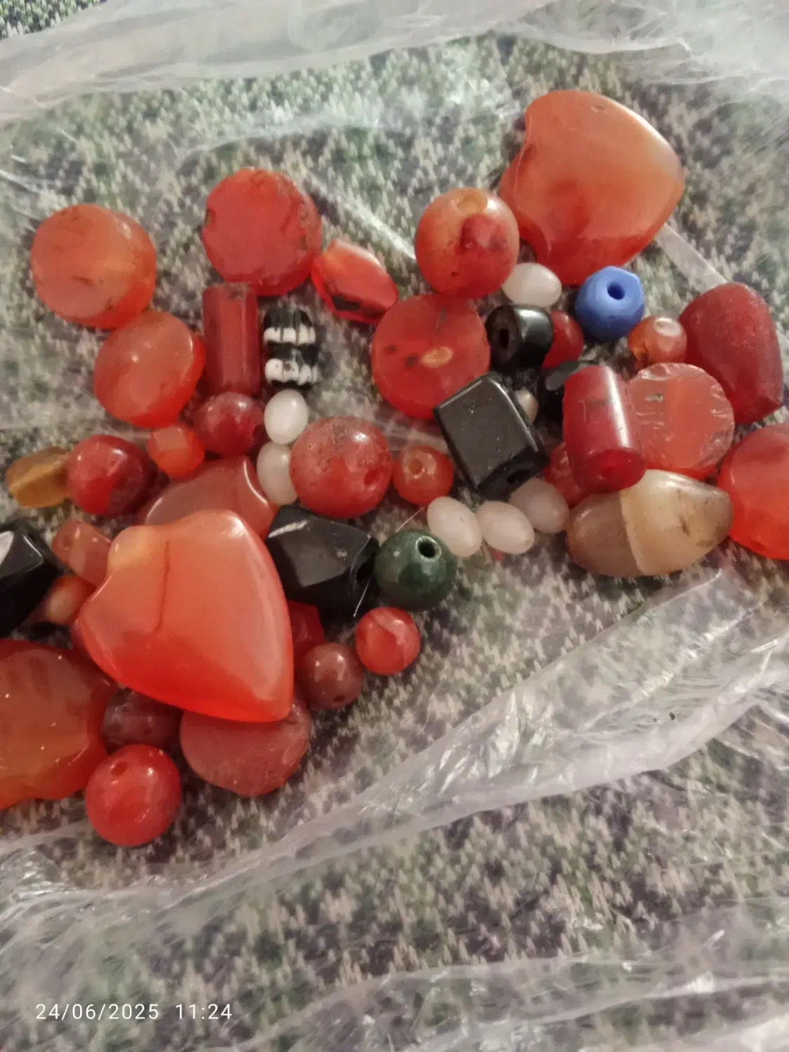 مهره های قدیمی به بالاترین قیمت پیشنهادی|کلکسیون اشیاء عتیقه|کبودرآهنگ, |دیوار