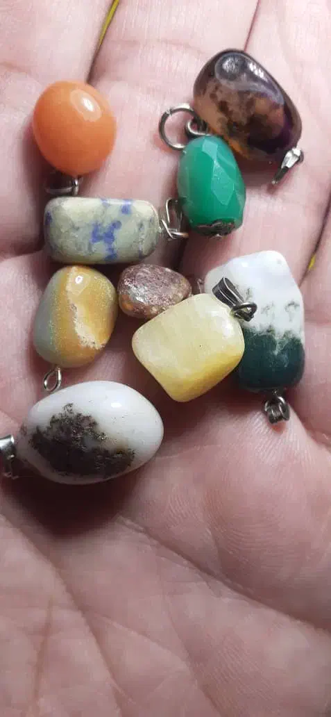 مدال آویزهای سنگ طبیعی طرح دفرمه خاص و کمیاب|جواهرات|ارومیه, |دیوار