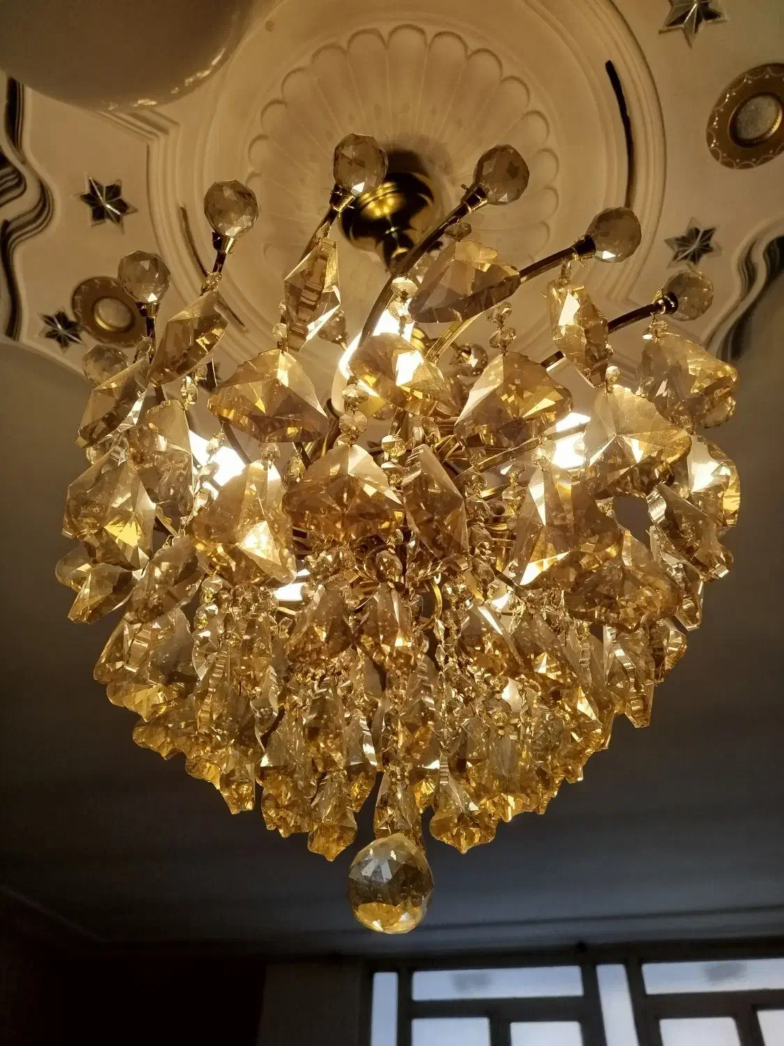 لوستر۶شاخه طلایی|لوستر و چراغ آویز|قم, چهل درخت|دیوار