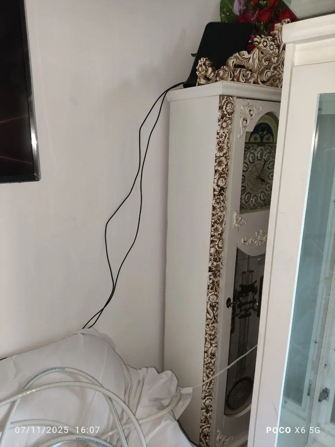 یک عدد بوفه و یک عدد ساعت ایستاده چوبی|بوفه، ویترین، کنسول|کلاله, |دیوار