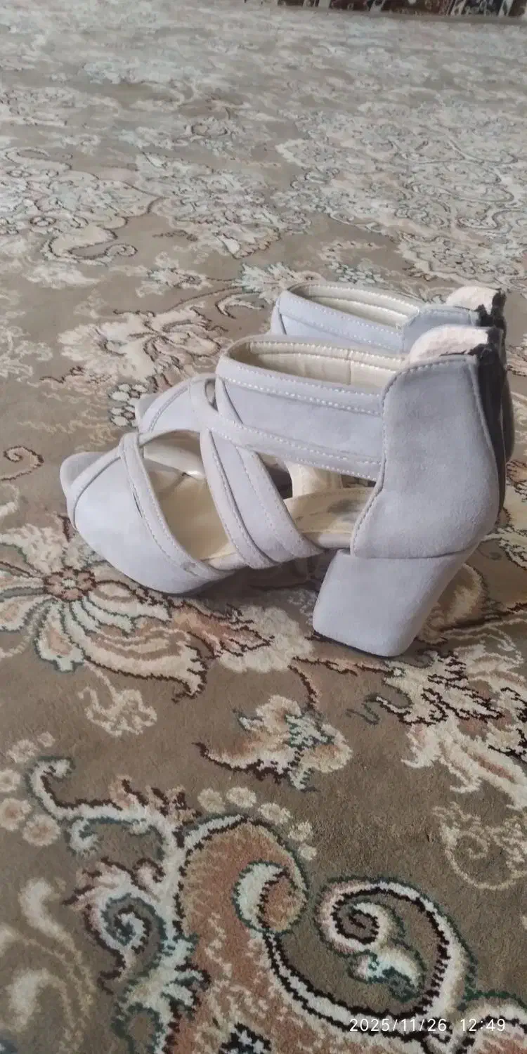 کفش|کیف، کفش، کمربند|زهک, |دیوار