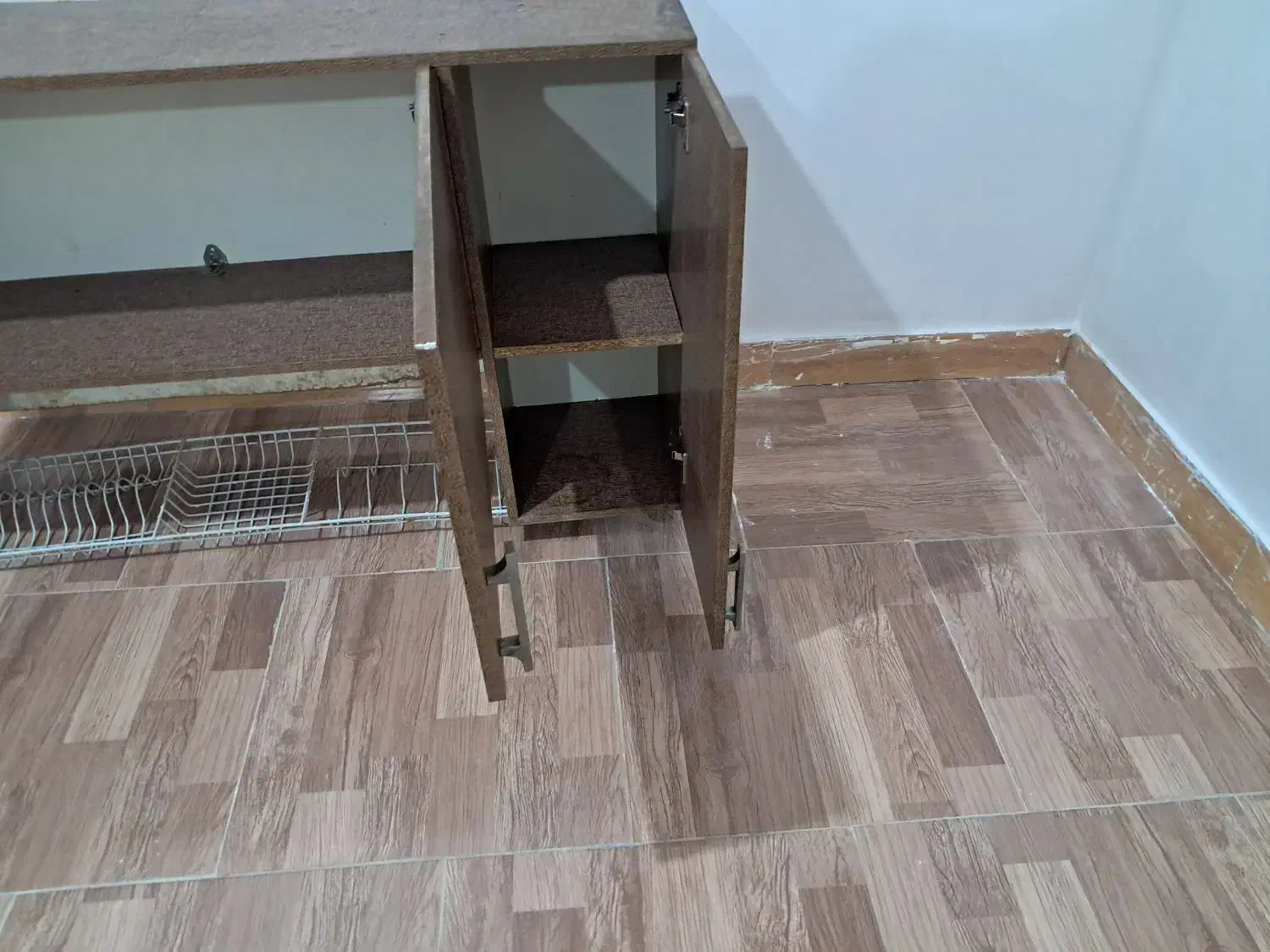 آبچکان|آب‌چکان و نظم‌دهنده ظروف|رشت, دخانیات|دیوار