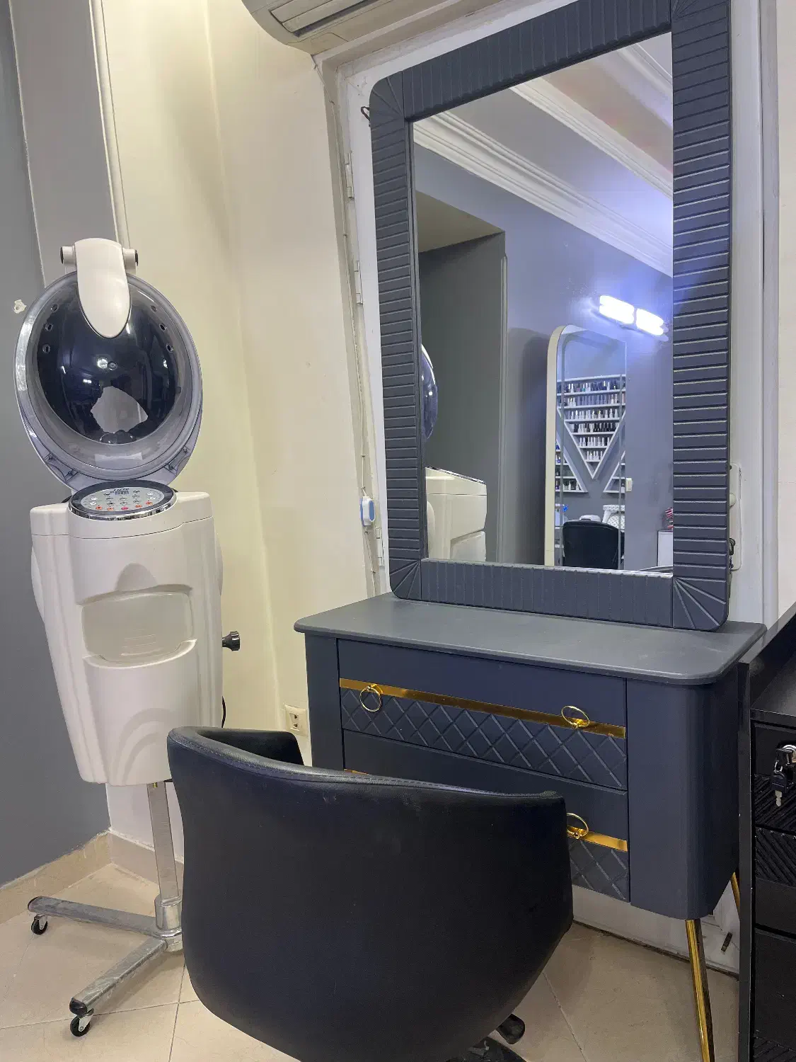 اجاره میز ناخن و صندلی برای انواع لاین ارایشگریی|خدمات آرایشگری و زیبایی|پرند, فاز ۲|دیوار