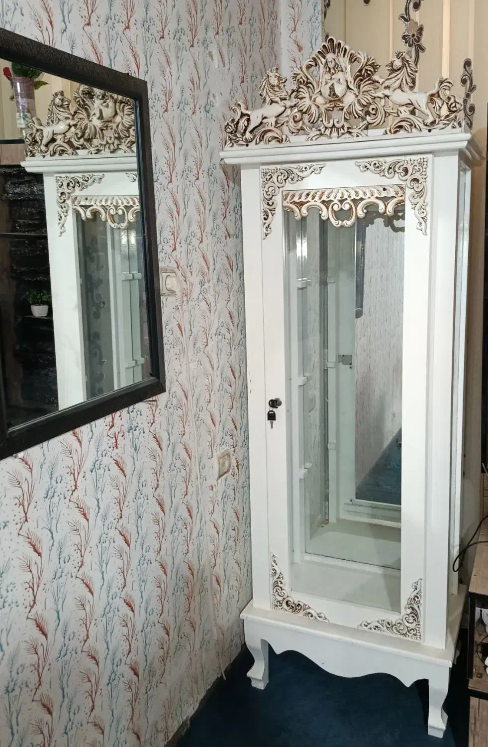 تخت خواب،بوفه،ساعت ایستاده|تخت و سرویس خواب|زاغه, |دیوار