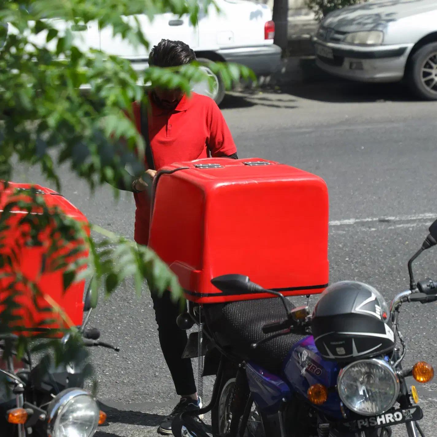 استخدام پیک موتوری با شرایط ویژه|استخدام خدمات فروشگاه و رستوران|تهران, حسینآباد|دیوار