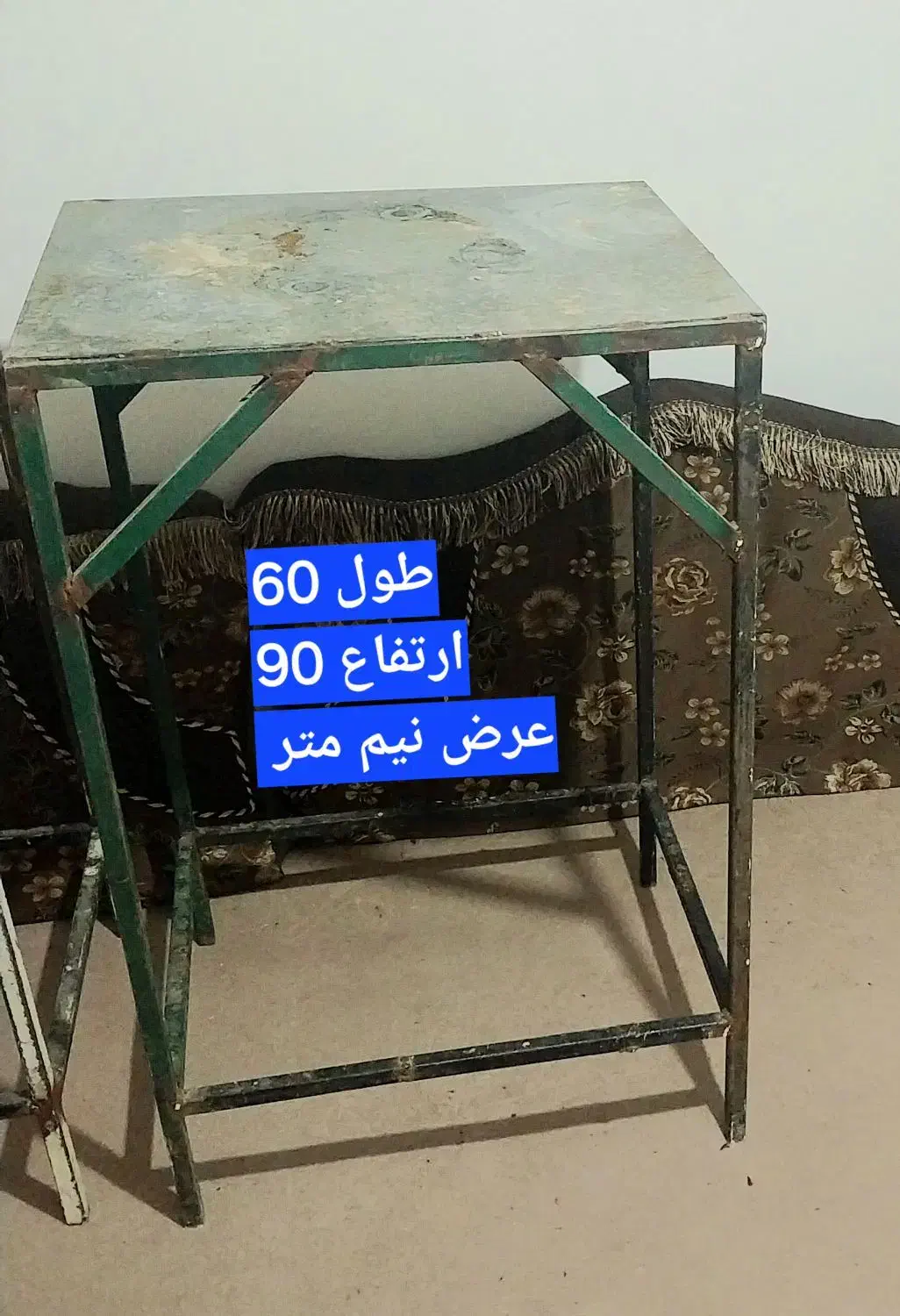 سه عدد چهارپایه|صندلی و نیمکت|اردبیل, |دیوار