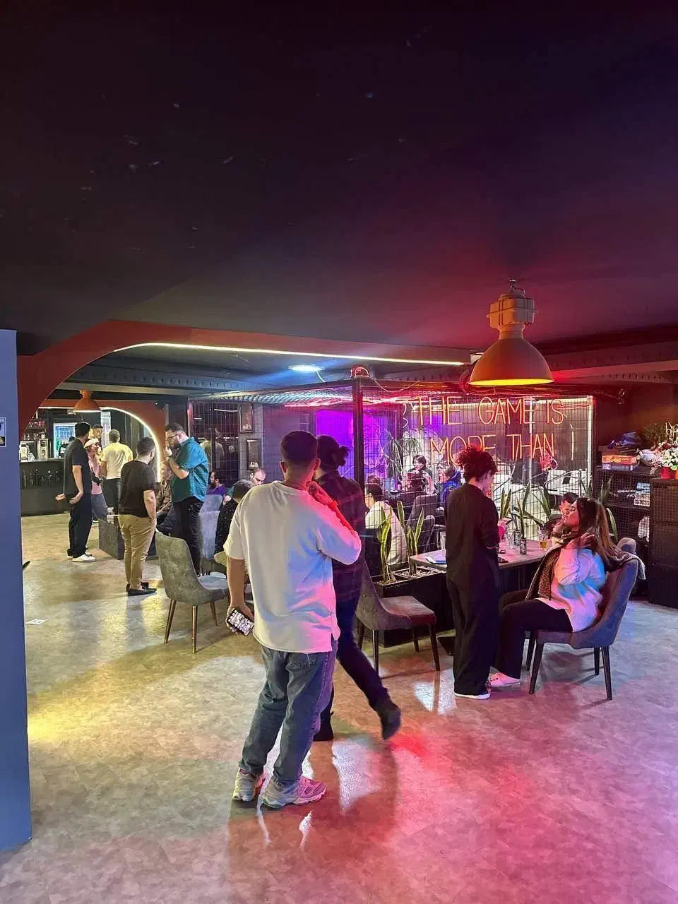 استخدام نگهبان، ویتر،سالن کار،صندوق دار کافه گیم|استخدام خدمات فروشگاه و رستوران|تهران, تجریش|دیوار