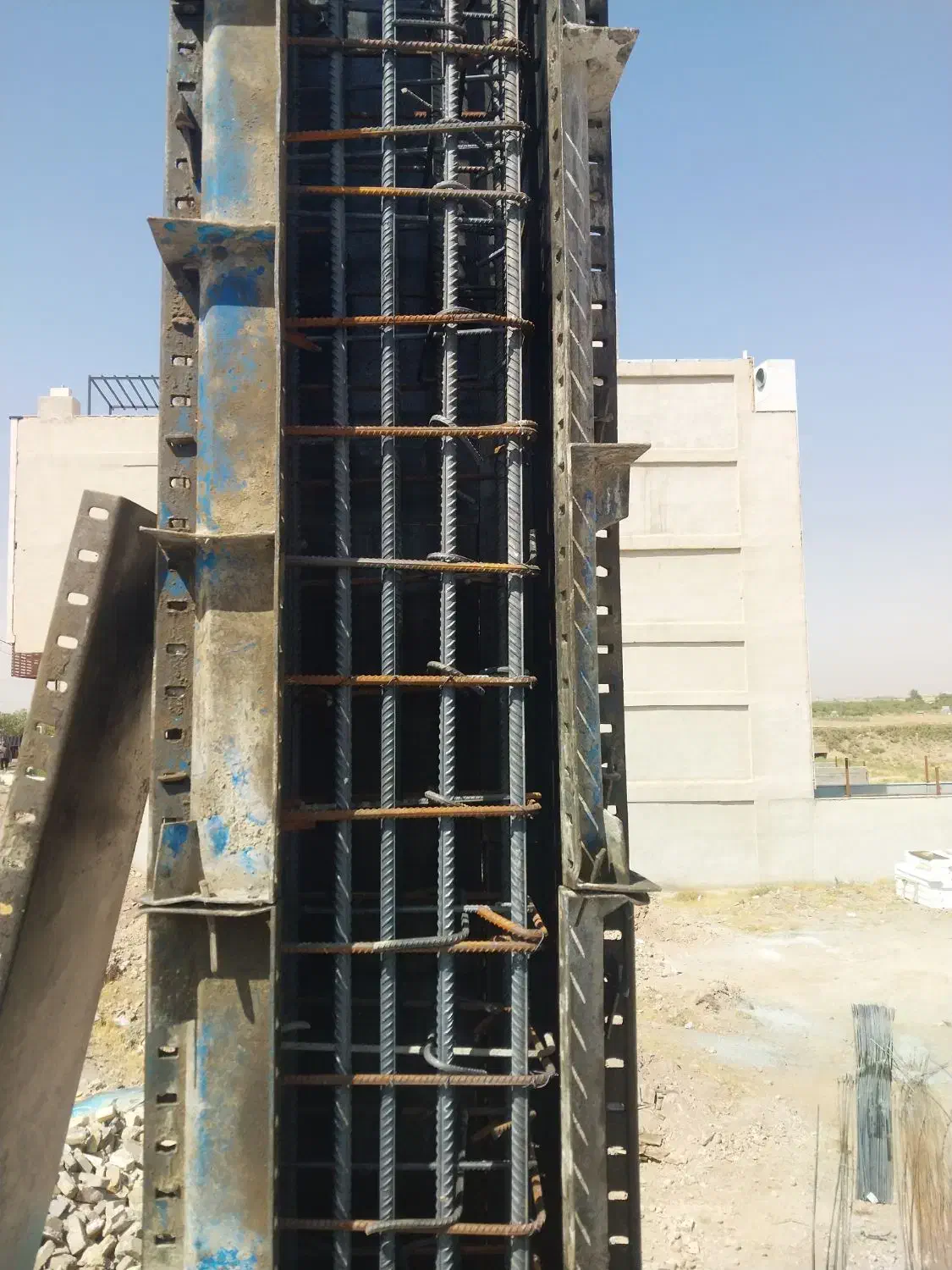 اجرای ارماتور وقالب بندی و بتن ریزی|خدمات پیشه و مهارت|قزوین, |دیوار