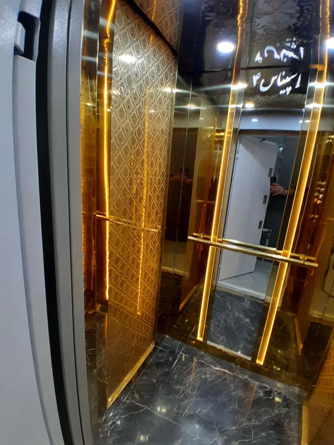 آپارتمان چهار راه باغمیری ۹۵ متری خام کلید اول|فروش آپارتمان|بروجرد, |دیوار