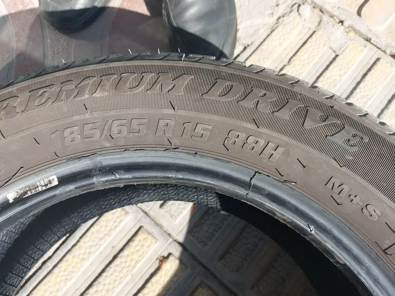 یک عدد لاستیک  بارز ۱۸۵/۱۵/۶۵|قطعات یدکی و لوازم جانبی|بروجرد, |دیوار