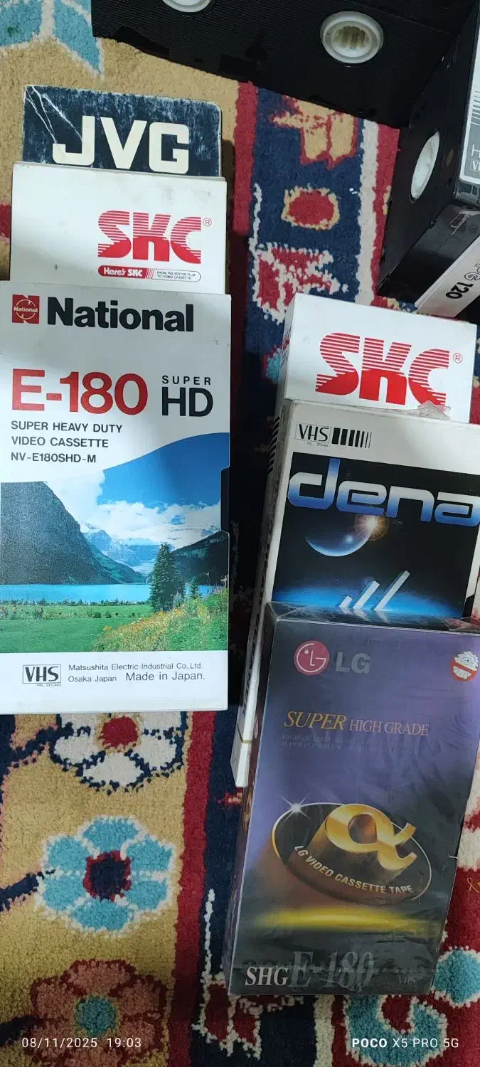 دستگاه ویدیو به همراه فیلم|پخش‌کننده DVD و ویدیو|ری, علایین|دیوار