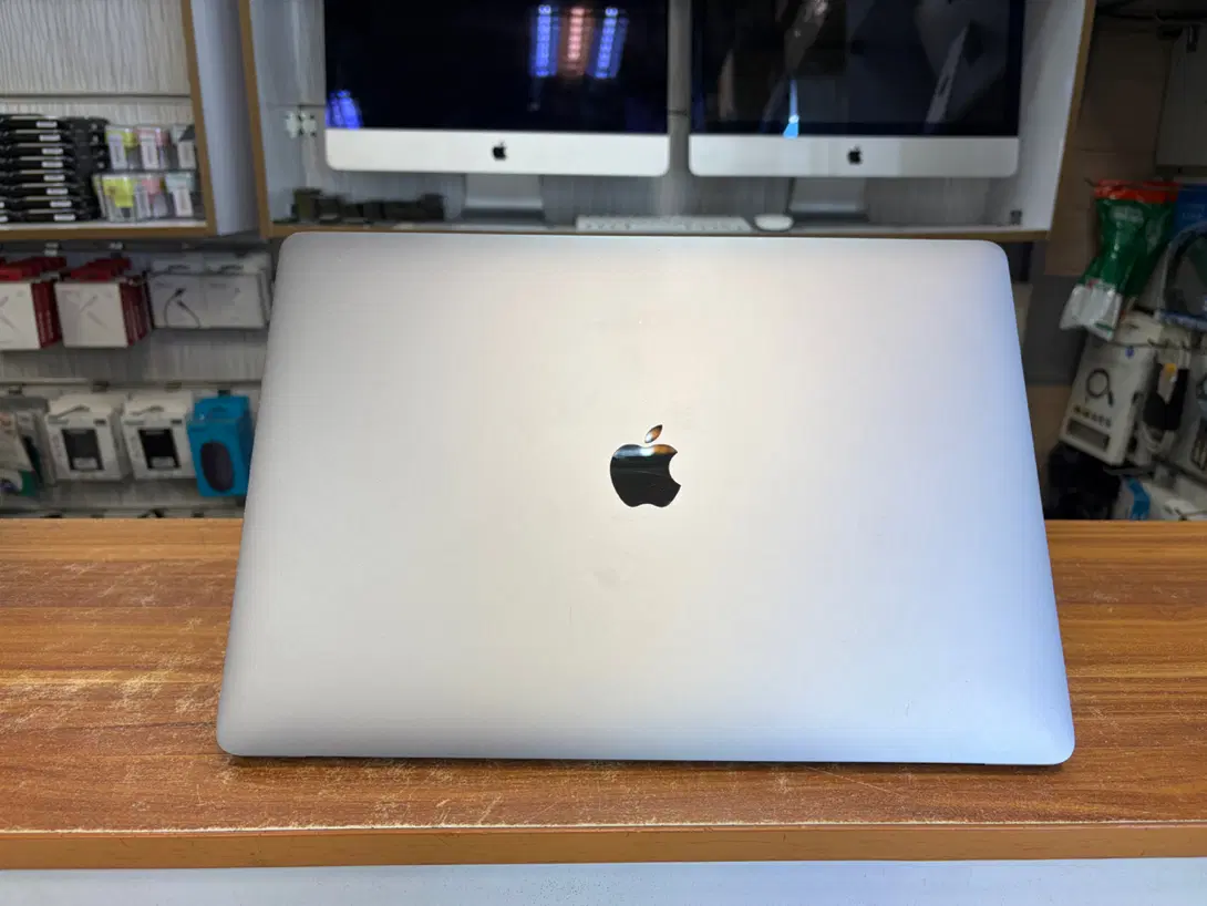 Macbook  Pro  2017|رایانه همراه|تهران, فلسطین (میدان انقلاب)|دیوار