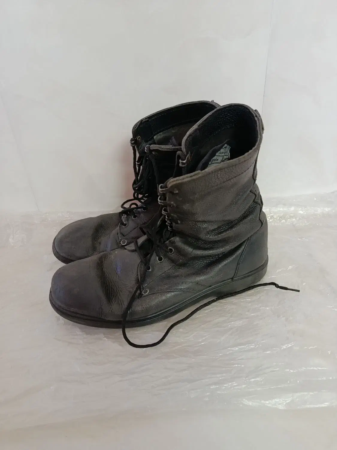 پوتین سربازی|کیف، کفش، کمربند|نیشابور, گنبد سبز|دیوار