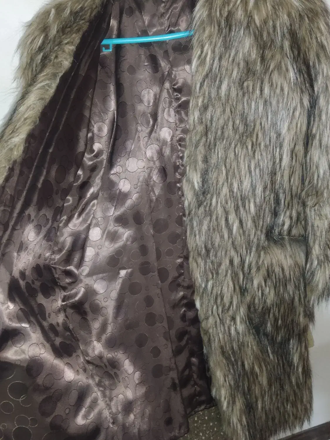 پالتو|لباس|اصفهان, باغ دریاچه|دیوار