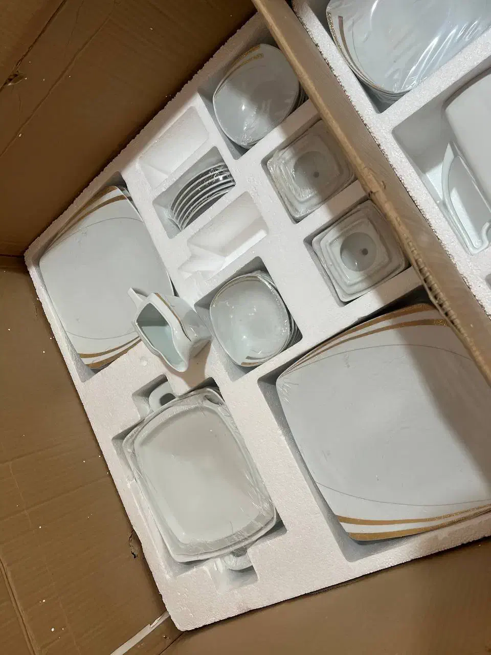 سرویس چینی ۸۵ تکه|ظروف سرو و پذیرایی|شیراز, باغشهر قصر سبز|دیوار