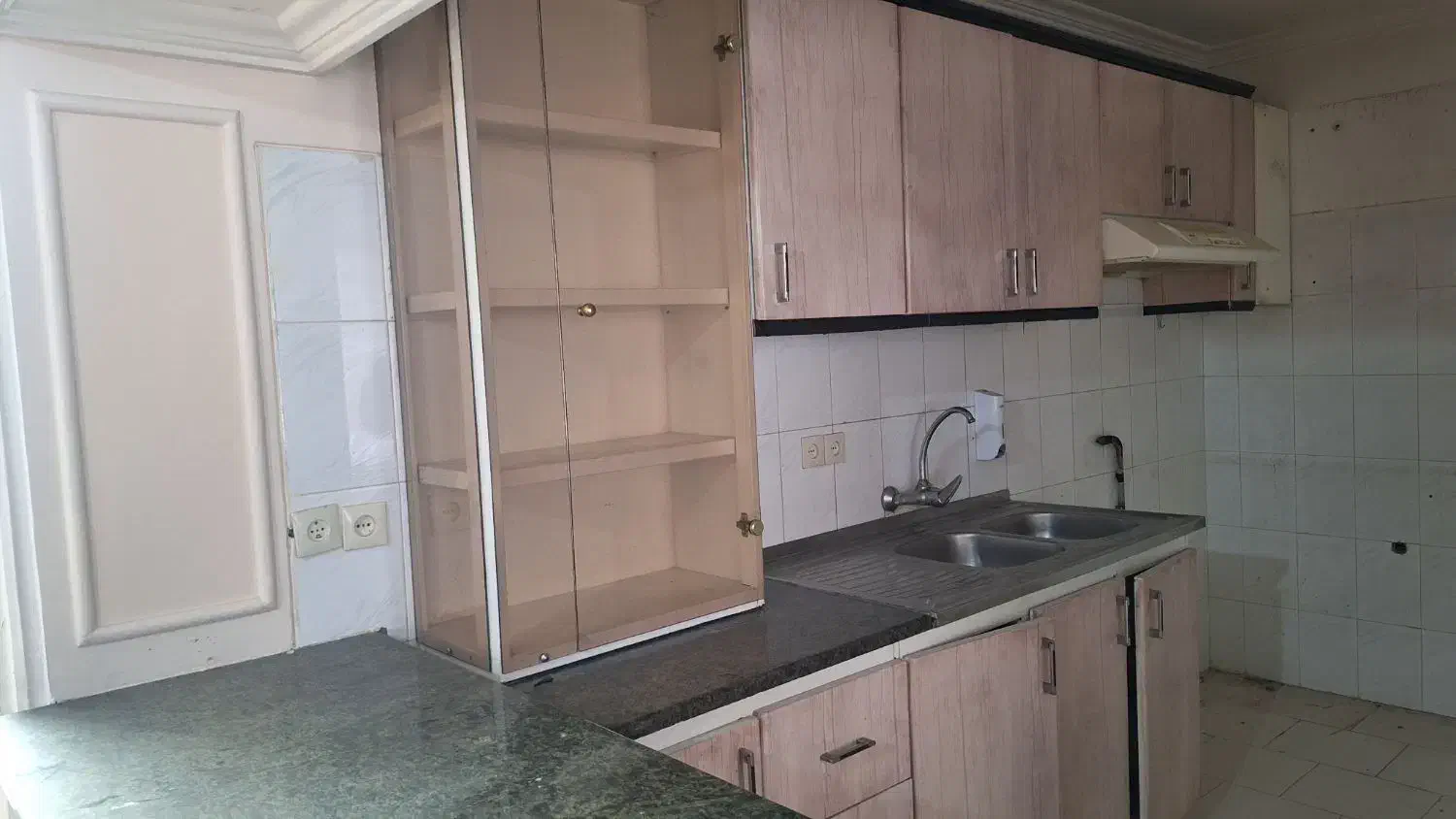 کابینت فلزی، آبگرمکن و کولر آبی|آب‌چکان و نظم‌دهنده ظروف|همدان, |دیوار