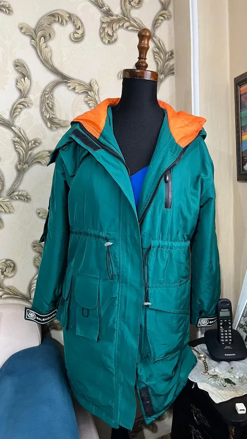 کاپشن|لباس|سیاهکل, |دیوار