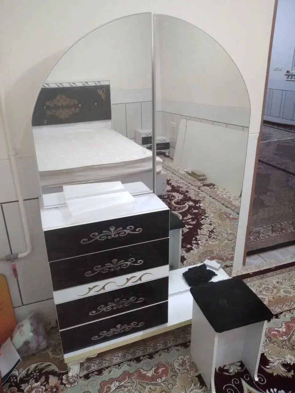 تخت و میز ارایشی|تخت و سرویس خواب|لنجان, |دیوار