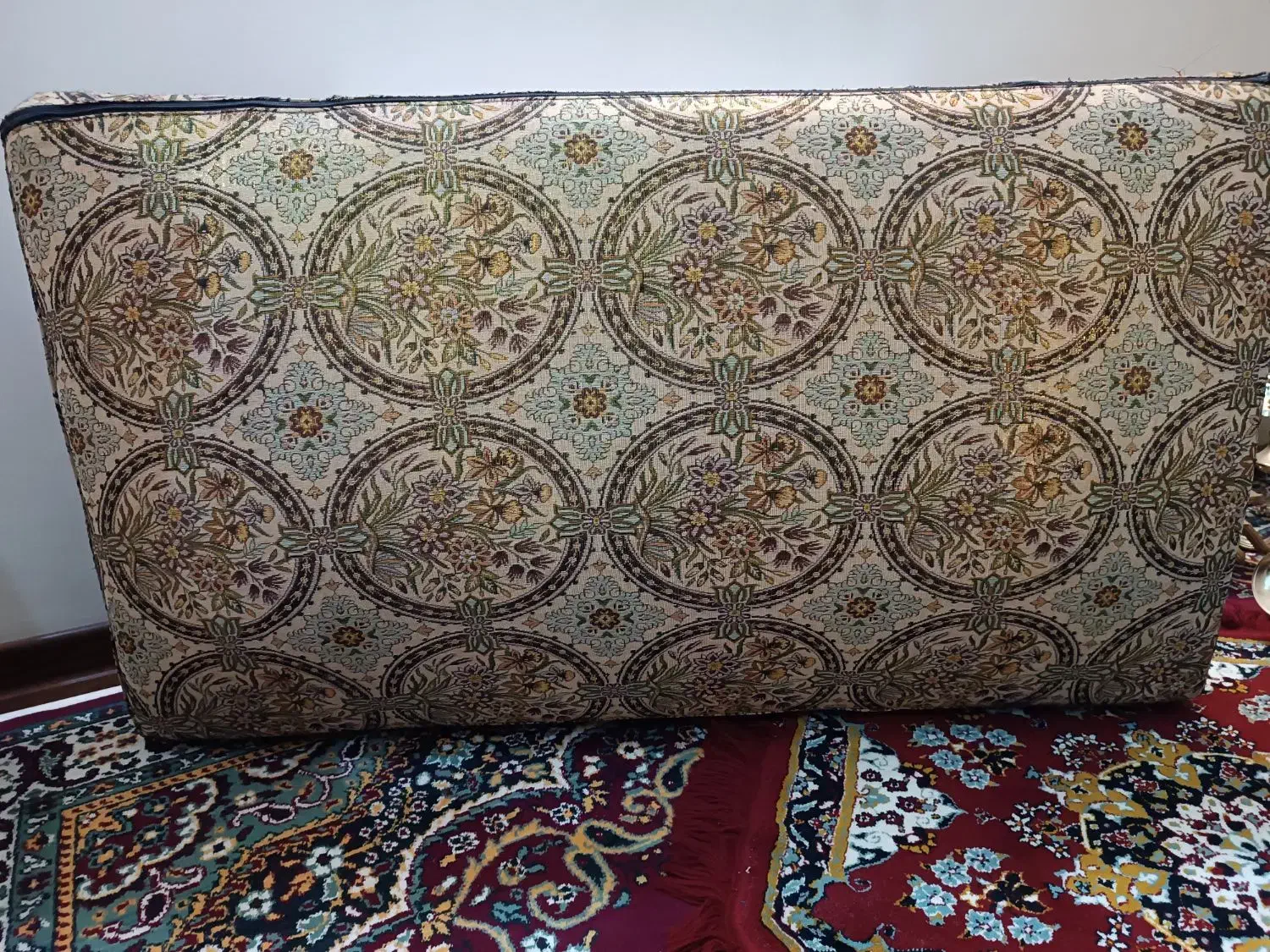 پشتی|پشتی|اصفهان, باغ فدک|دیوار