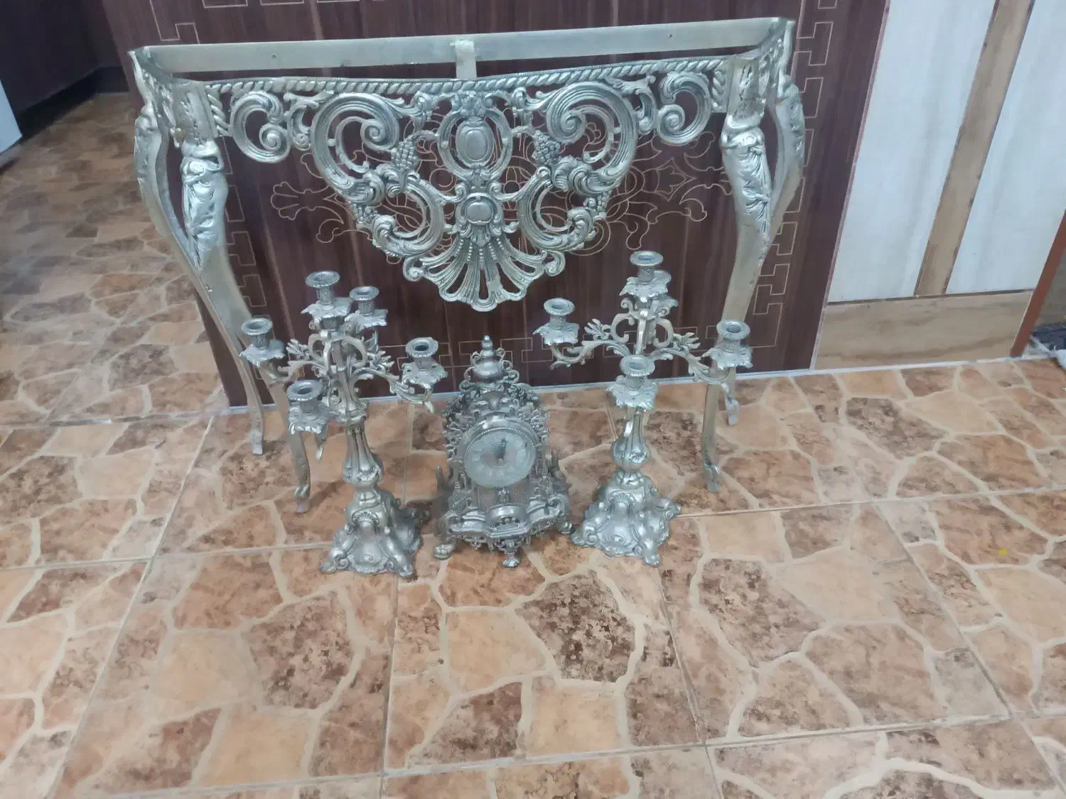 ساعت .دوعدد شمع دان و میز برنجی اصل و  عتیقه|کلکسیون اشیاء عتیقه|داران, |دیوار