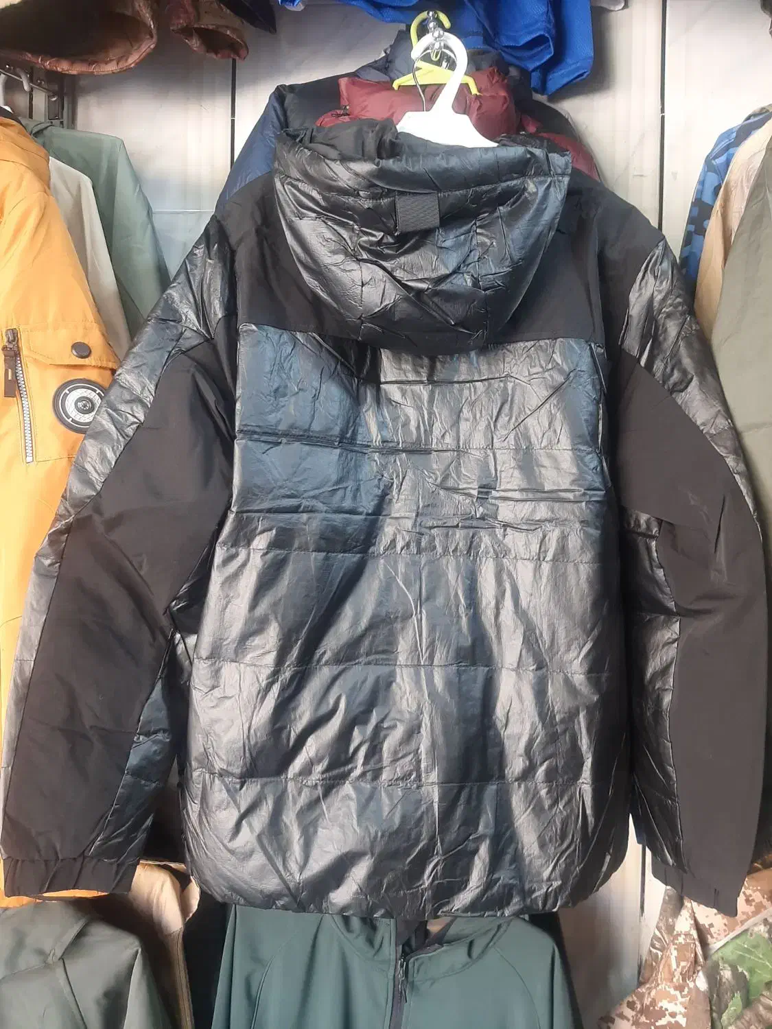 کاپشن پَر|لباس|سمیرم, |دیوار