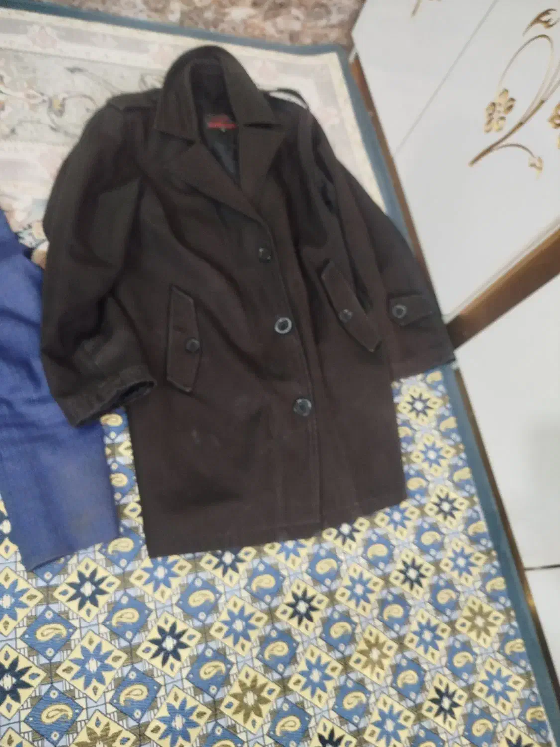 سه عدد کت|لباس|خاش, |دیوار