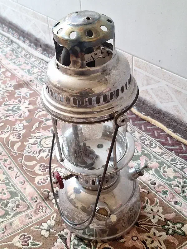 چراغِ تورِ نوستالژی|کلکسیون اشیاء عتیقه|آران و بیدگل, |دیوار